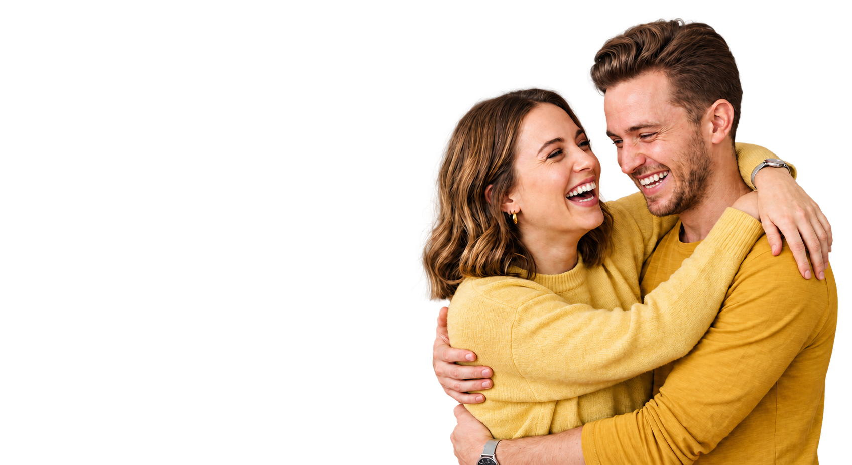 Una coppia sorridente condivide un momento di gioia
